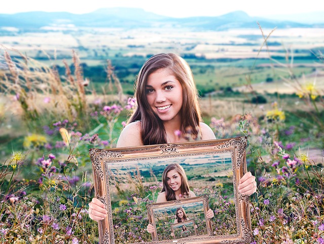 dívka držící rámeček