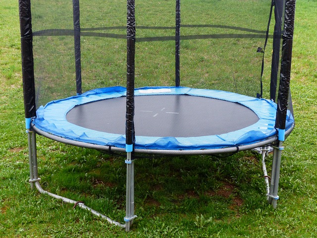 prázdná trampolína.jpg