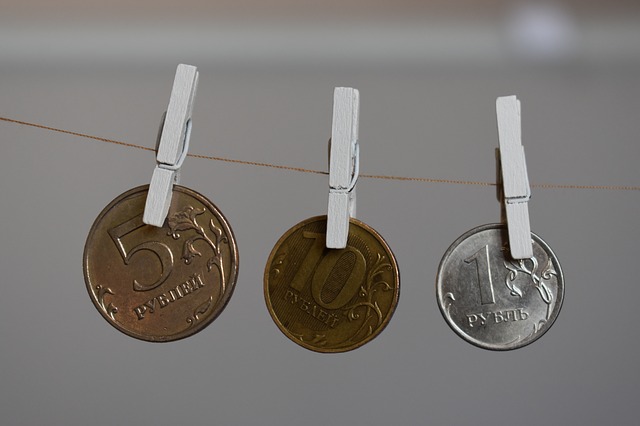 mince na šňůře, kolíčky na prádlo