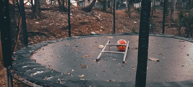 zanedbaná trampolína